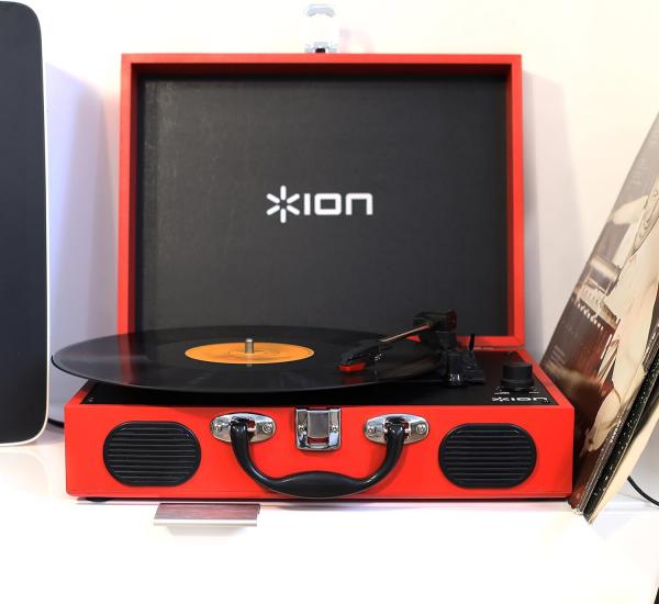 ION Audio Vinyl Transport Tragbarer Retro Kofferplattenspieler in Rot